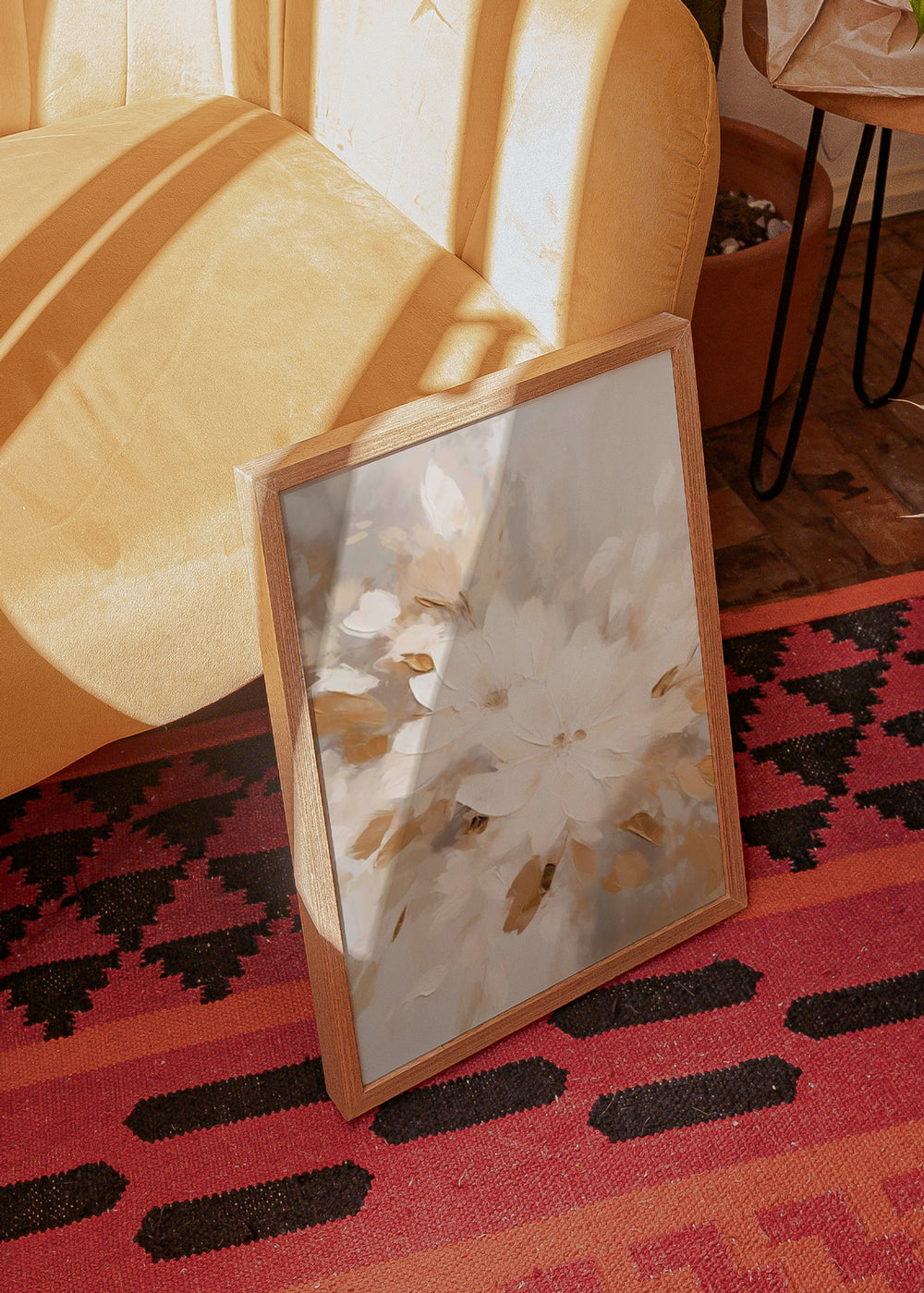 Tableau avec grandes fleurs éthérées en tons crème, blanc cassé, beige et doré doux, dans un style floral délicat et une composition enveloppante. Disponible sur kudeko.com
