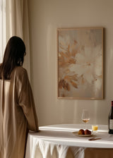 Quadro com flores grandes em tons de creme, bege, branco pérola e caramelo suave, com composição floral etérea e estilo suave de arte emoldurada. Disponível em kudeko.com
