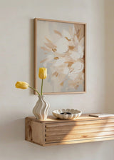 Gerahmtes Wandbild mit großen Blumen in Off-White, Creme und Beige, luftige Komposition auf hellem Hintergrund und weichem floralem Stil. Erhältlich auf kudeko.com