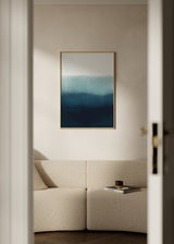 Cuadro decorativo de estilo minimalista y abstracto colocado en salón, abstracto sereno en degradado azul índigo, modelo Indigo Abstract II