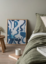 Wandbild mit fragmentierten abstrakten Formen in Indigo blau, Himmelblau und Petrolblau auf weißem Hintergrund, mit zeitgenössischer Komposition im abstrakten Stil und gestischen Linien. Erhältlich auf kudeko.com
