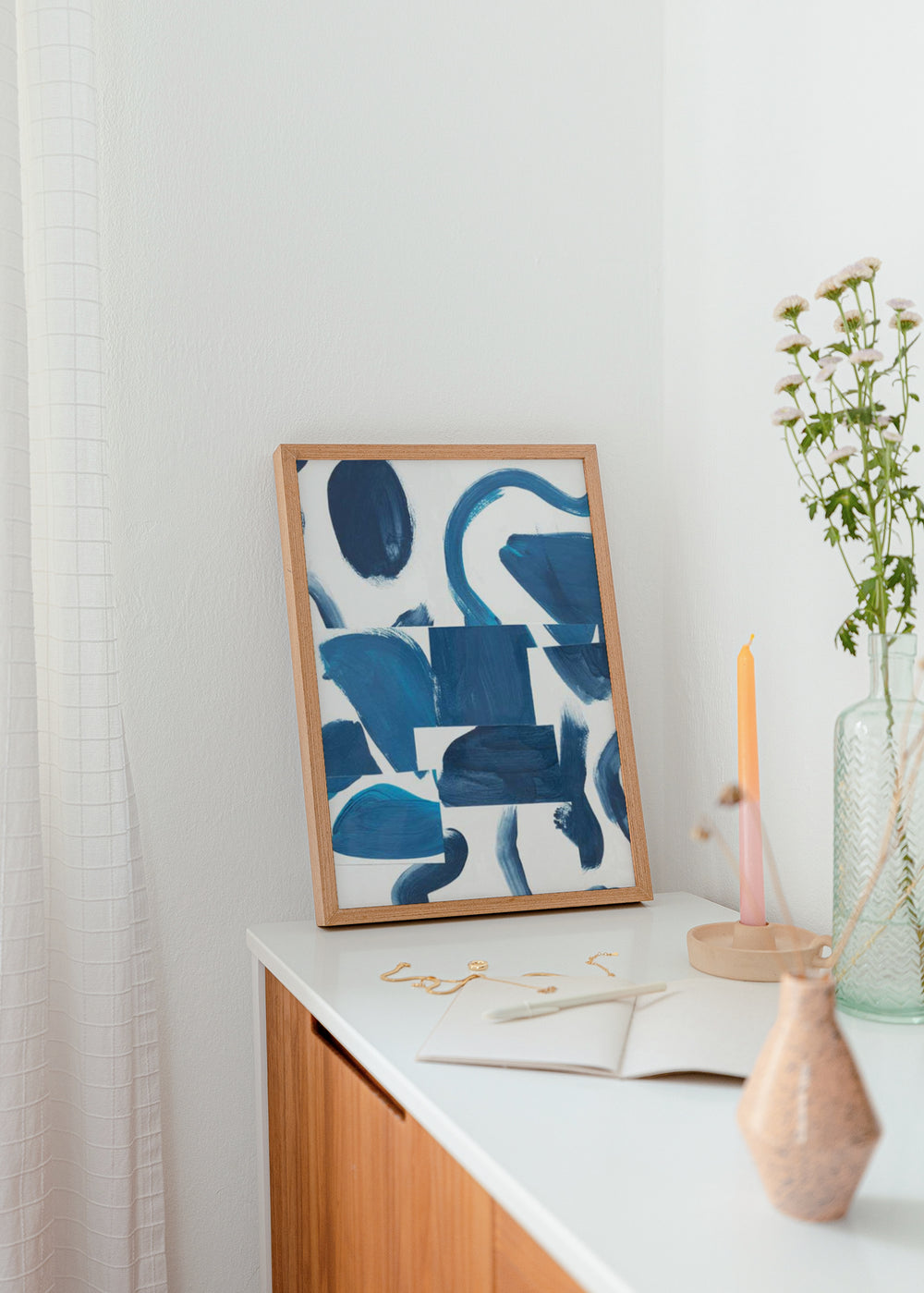 Quadro com composição abstrata de formas curvas e blocos irregulares em azul índigo, azul petróleo e turquesa sobre fundo branco, de estilo abstrato moderno e equilibrado. Disponível em kudeko.com