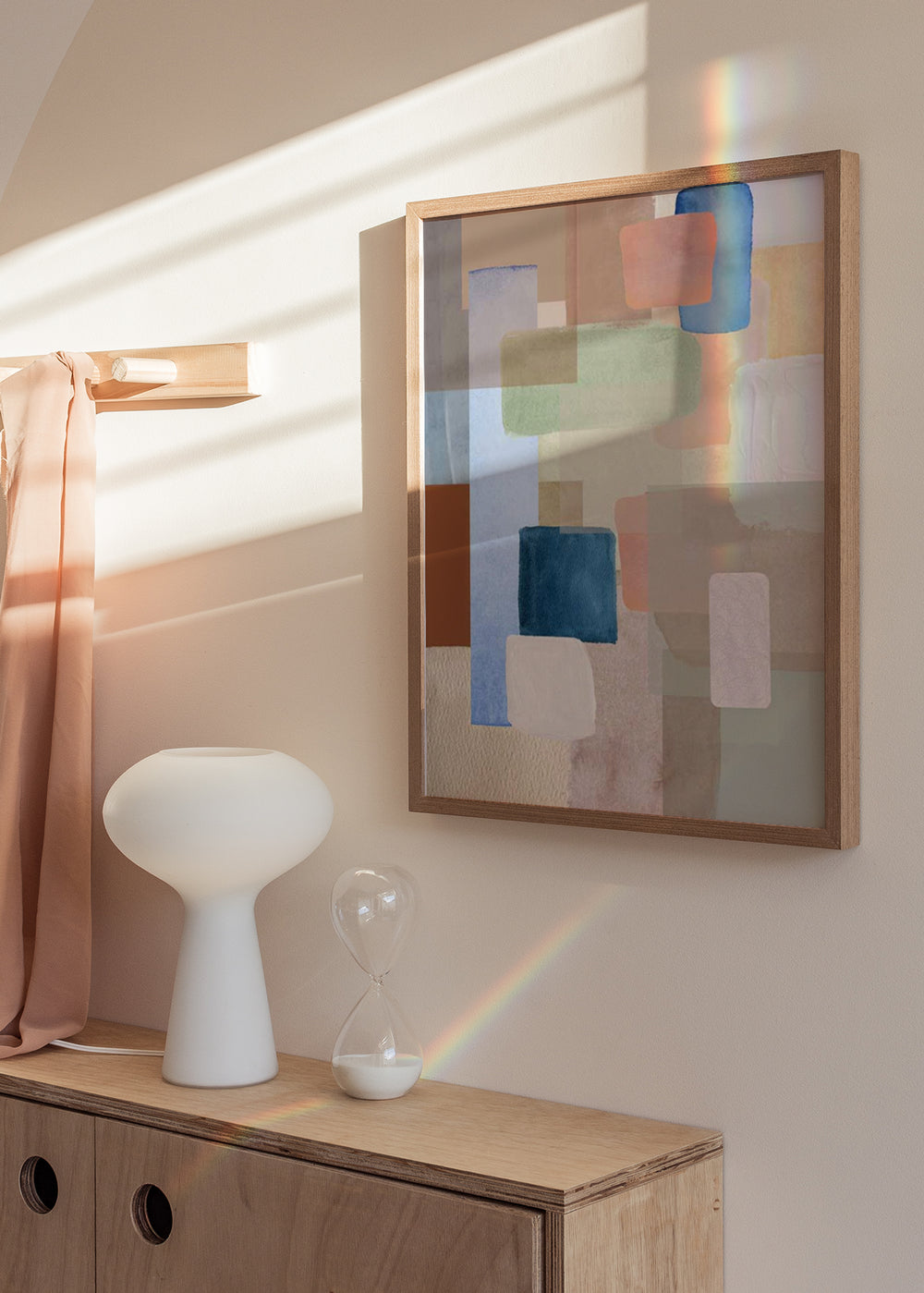 Gerahmtes Wandbild mit abstrakter Komposition aus überlagerten Blöcken in tiefem Blau, Salbeigrün, Altrosa, Beige, Creme und Braun, im klaren zeitgenössischen Stil. Erhältlich auf kudeko.com