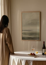 Wandbild mit nebliger Seelandschaft, fernen Bäumen, ruhigem Wasser in Perlgrau, Beige und Graugrün, im natürlichen Landschaftsstil gestaltet. Erhältlich auf kudeko.com