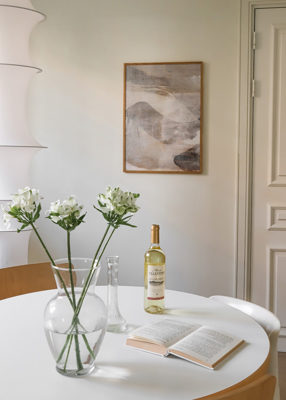 Gerahmtes Wandbild mit abstrakter Komposition aus überlagerten organischen Formen in Beige, Taupegrau, Off-White und sanftem Braun, im zeitgenössischen abstrakten Stil. Erhältlich auf kudeko.com