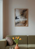 Cuadro decorativo de estilo minimalista y abstracto colocado en salón, composición abstracta en capas tierra y blanco, modelo Layers 2