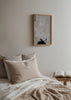 Cuadro decorativo de estilo minimalista y abstracto colocado en salón, composición abstracta en beige, blanco y negro, modelo Lifestyle No2