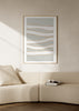 Quadro com linhas onduladas brancas sobre fundo cinzento claro, detalhes dourados finos e estilo minimalista de estética serena. Disponível em kudeko.com