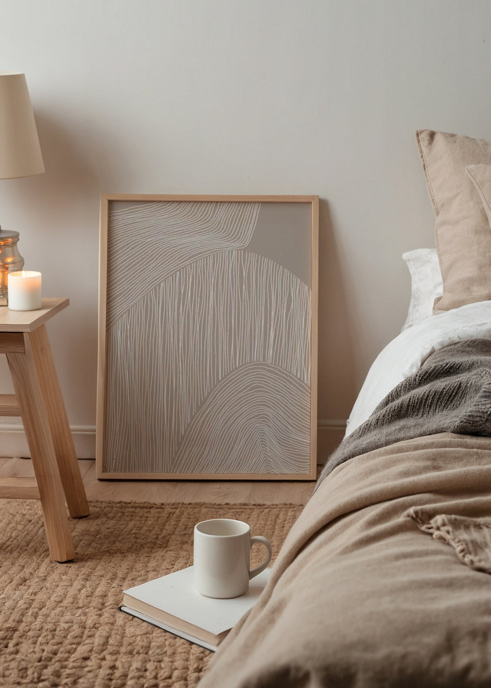 Quadro com formas orgânicas sobrepostas, fundo bege taupe, linhas brancas onduladas e estilo abstrato moderno para decoração de parede. Disponível em kudeko.com