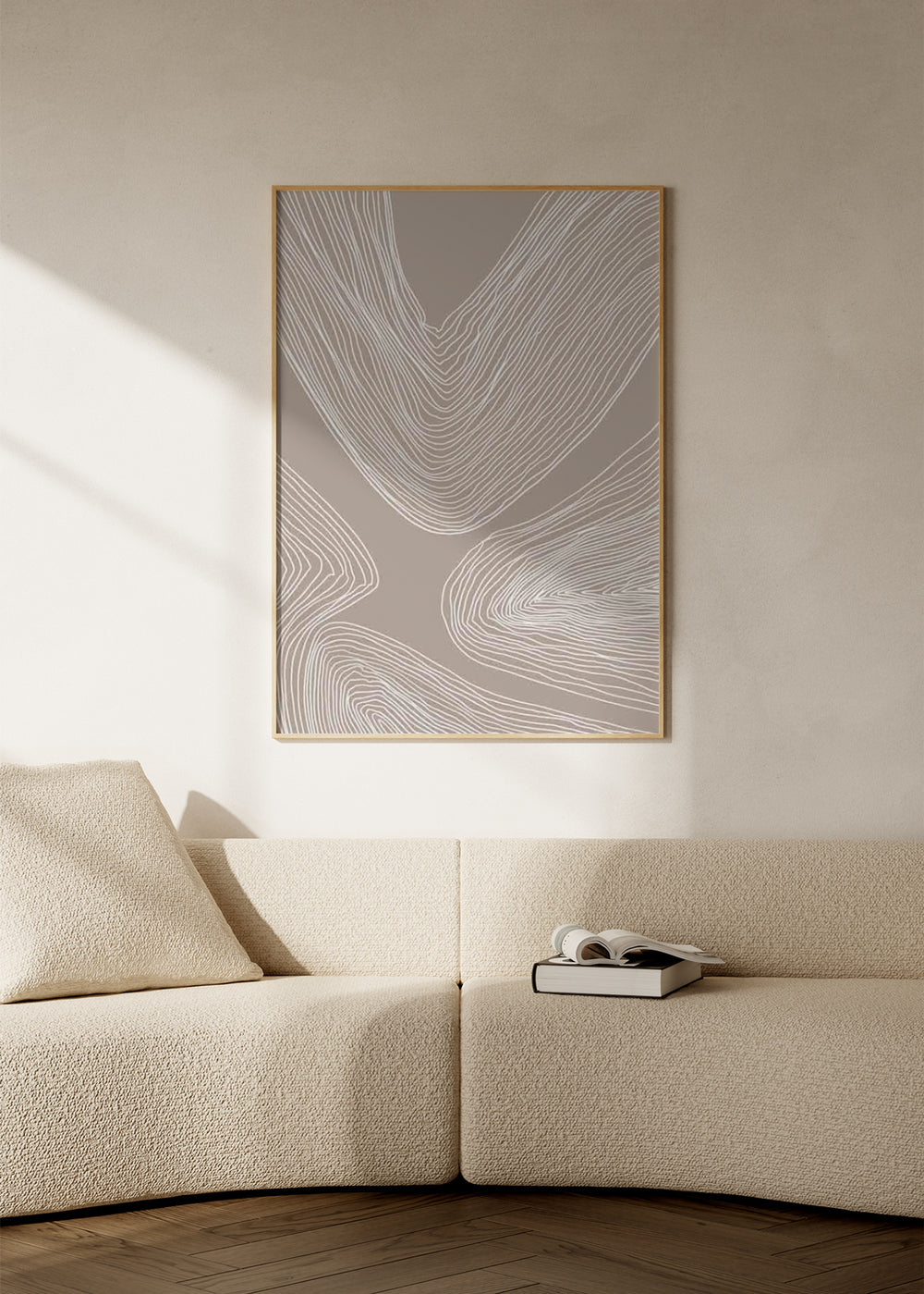 Quadro com formas abstratas, linhas orgânicas brancas sobre fundo bege taupe, composição fluida, estilo moderno e sereno para decoração de parede. Disponível em kudeko.com