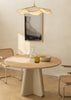 Abstraktes gerahmtes Wandbild mit großen Formen in Schwarz, Beige, Taupe und Off-White, in einem ruhigen, ausgewogenen und zeitgenössischen Stil. Erhältlich auf kudeko.com