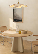 Abstraktes gerahmtes Wandbild mit großen Formen in Schwarz, Beige, Taupe und Off-White, in einem ruhigen, ausgewogenen und zeitgenössischen Stil. Erhältlich auf kudeko.com