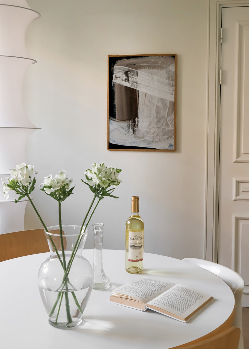 Cuadro decorativo de estilo minimalista y abstracto colocado en salón, composición abstracta en tonos tierra y blanco, modelo Mind