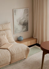 Wandbild mit abstrakter Komposition aus fließenden Formen in Beige, Rauchgrau, Elfenbein und Sand, weicher Anmutung und organischem abstraktem Stil für moderne Räume. Erhältlich auf kudeko.com