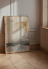 Cuadro decorativo de estilo minimalista y abstracto colocado en salón, acuarela abstracta en tonos arena y gris, modelo Mist Veris Collection V