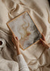 Wandbild mit abstrakter Komposition aus fließenden Formen in Beige, Sand, Rauchgrau, Off-White und Erdtönen, im abstrakten Stil für eine stilvolle Wandgestaltung im Innenraum. Erhältlich auf kudeko.com