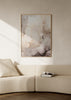 Quadro com composição abstrata de formas fluidas em creme, bege, areia e cinzento fumado, com apontamentos escuros e estilo abstrato depurado. Disponível em kudeko.com