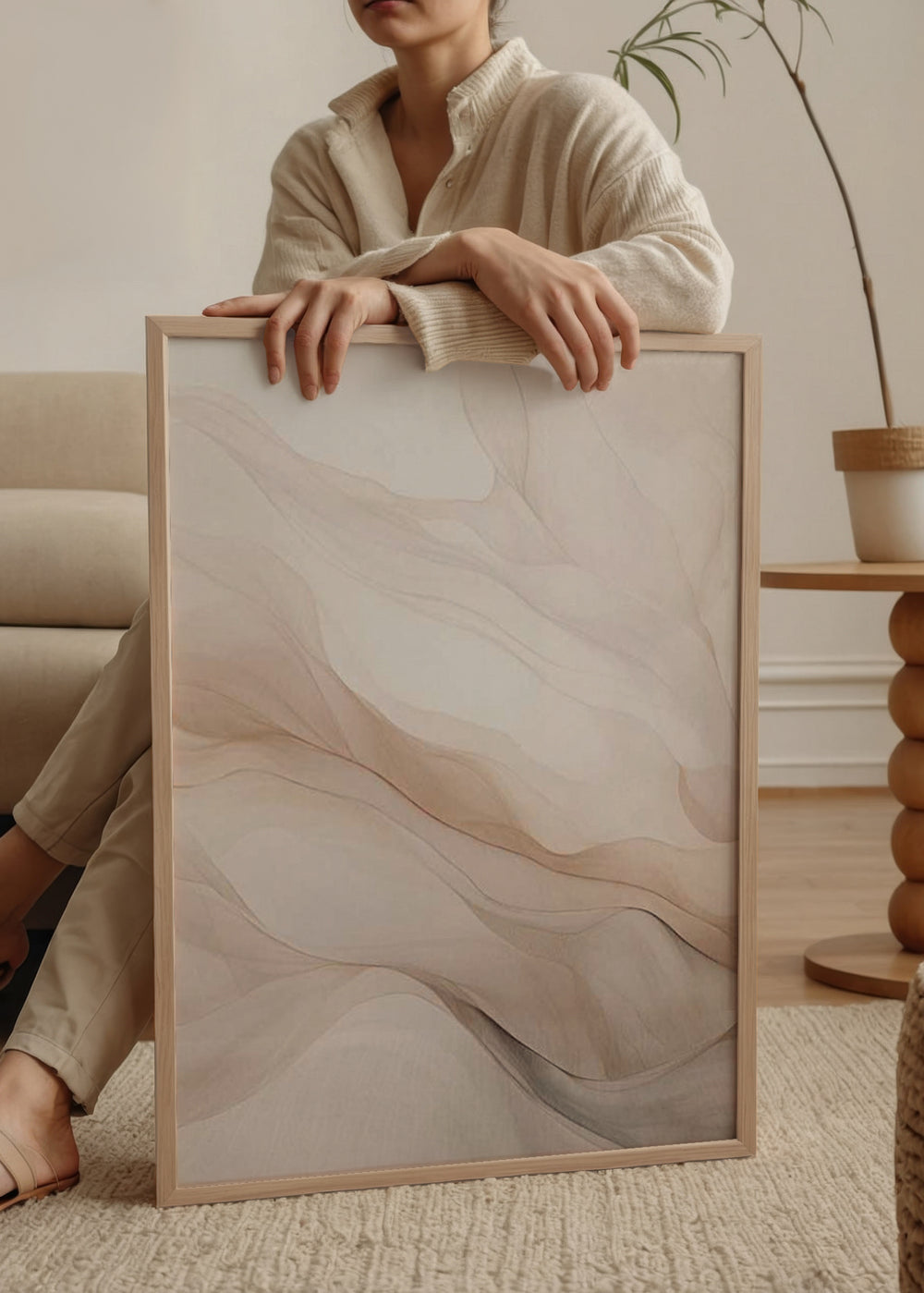 Tableau avec formes ondulées translucides en beige, crème, sable et gris fumé, composition abstraite douce au style épuré pour une décoration murale apaisante. Disponible sur kudeko.com