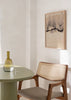 Cuadro decorativo de estilo minimalista y abstracto colocado en salón, paisaje invernal brumoso en acuarela abstracta, modelo Misty Winter Path