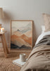 Wandbild mit übereinanderliegenden Bergen in Terrakotta, Beige, Creme, Blaugrau und Anthrazit, mit leichtem Nebel und Landschaftsstil, für eine ruhige Wandgestaltung. Erhältlich auf kudeko.com