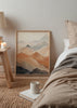 Cuadro decorativo de estilo minimalista y abstracto colocado en salón, paisaje de montañas en acuarela bronce, modelo Montañas Bronze Watercolor II