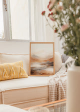 Gerahmtes Wandbild mit verschwommenen Bergen, hellem Tal, Erdtönen, Beige, Weiß und sanftem Grau im ruhigen Natur- und Landschaftsstil. Erhältlich auf kudeko.com