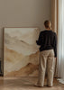 Gerahmtes Wandbild mit übereinanderliegenden Bergen in Beige, Sand, Creme und Hellbraun, mit weichen Formen, luftiger Tiefe und landschaftlichem Naturstil. Erhältlich auf kudeko.com