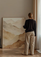 Gerahmtes Wandbild mit übereinanderliegenden Bergen in Beige, Sand, Creme und Hellbraun, mit weichen Formen, luftiger Tiefe und landschaftlichem Naturstil. Erhältlich auf kudeko.com