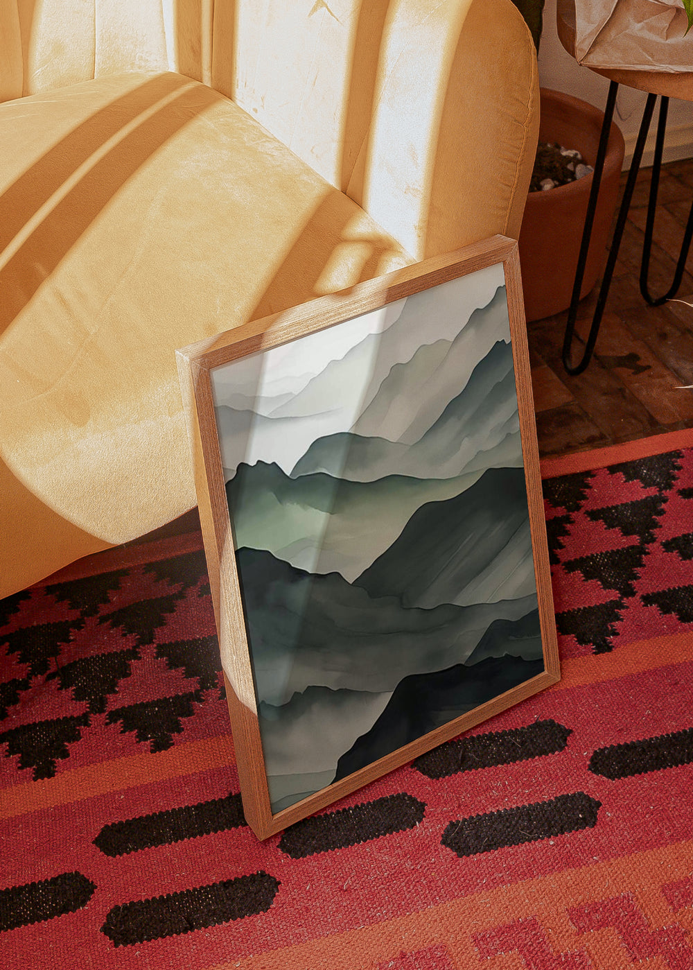 Quadro de montanhas esbatidas entre neblina, com camadas em verde sálvia, cinzento suave, marfim e antracite, num estilo de natureza e paisagem sereno. Disponível em kudeko.com