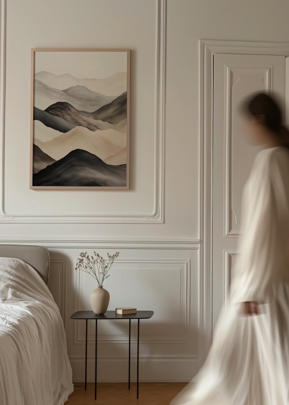 Tableau de montagnes superposées en tons ivoire, beige, gris fumée et noir, avec composition douce, profondeur visuelle et style nature et paysage épuré. Disponible sur kudeko.com