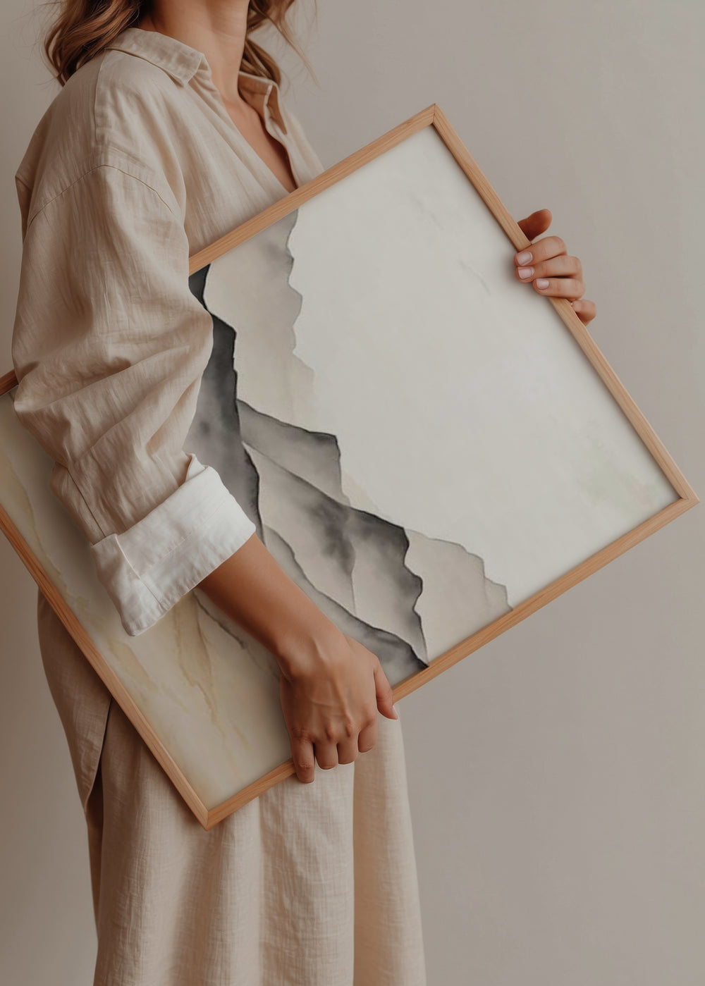 Wandbild mit verschwommenen Bergen im Nebel, geschwungenen Ebenen in Elfenbein, Sand, Beige und Dunkelgrau, im Natur- und Landschaftsstil. Erhältlich auf kudeko.com