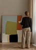 Cuadro decorativo de estilo minimalista y abstracto colocado en salón, formas abstractas en tonos tierra apagados, modelo Muted Abstract Forms
