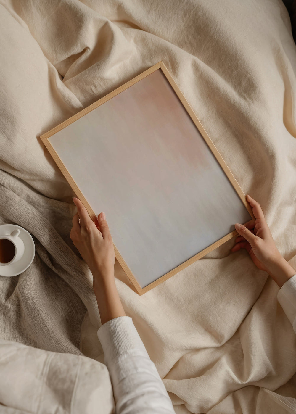 Wandbild abstrakt mit Farbverlauf in Beige und Weiß, sanften Tönen und klarem dekorativem Stil. Erhältlich auf kudeko.com