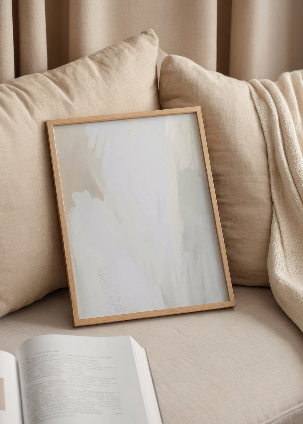 Wandbild abstrakt in sanften Weiß- und Beigetönen, mit klarer und harmonischer dekorativer Ausstrahlung. Erhältlich auf kudeko.com