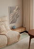 Tableau avec composition abstraite de lignes ondulées et formes fluides en gris, beige, crème et taupe, dans un style abstrait doux et équilibré pour une décoration murale contemporaine. Disponible sur kudeko.com