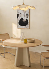 Tableau avec formes organiques superposées en noir, beige, gris fumée et blanc cassé sur fond texturé, dans un style abstrait et décoratif pour intérieur contemporain. Disponible sur kudeko.com