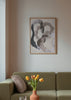 Cuadro decorativo de estilo minimalista y abstracto colocado en salón, composición abstracta orgánica en tonos neutros, modelo Neutral Love 07
