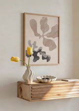 Wandbild mit abstrakten organischen Formen in Beige, Sand, Grau und Schwarz auf hellem Hintergrund, mit fließender Komposition im zeitgenössischen abstrakten Stil. Erhältlich auf kudeko.com
