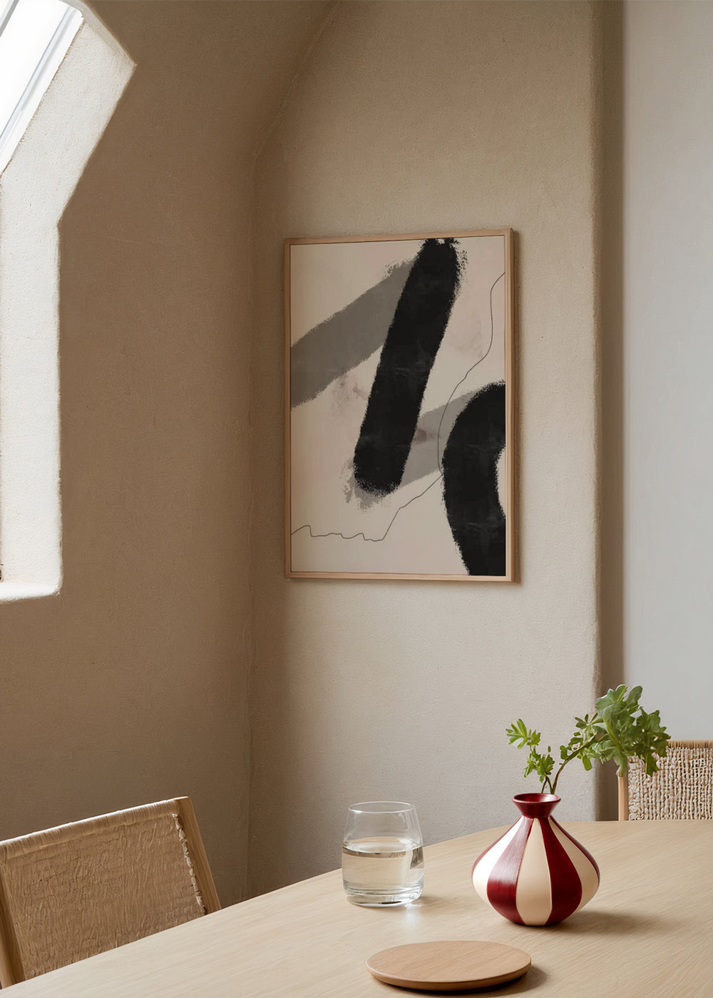 Wandbild mit abstrakten schwarzen Formen, sanften grauen Flächen, feiner unregelmäßiger Linie, hellem Beigeton und reduziertem modernem Stil. Erhältlich auf kudeko.com