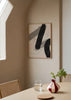Tableau avec formes abstraites noires, touches grises douces, ligne fine irrégulière, fond beige clair et style abstrait contemporain épuré. Disponible sur kudeko.com