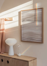 Tableau encadré avec composition abstraite de formes ondulées en beige, sable, blanc et gris clair, dans un style abstrait serein et équilibré. Disponible sur kudeko.com