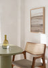Wandbild mit abstrakter Komposition aus wellenförmigen Streifen in Beige, Sand, Taupegrau und Off-White, in einem ruhigen, ausgewogenen und modernen Stil. Erhältlich auf kudeko.com