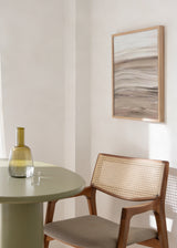 Wandbild mit abstrakter Komposition aus wellenförmigen Streifen in Beige, Sand, Taupegrau und Off-White, in einem ruhigen, ausgewogenen und modernen Stil. Erhältlich auf kudeko.com