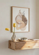 Quadro emoldurado com composição abstrata de formas orgânicas em bege, areia, taupe, cobre suave, pontos pretos e fundo branco, de estilo abstrato minimalista. Disponível em kudeko.com
