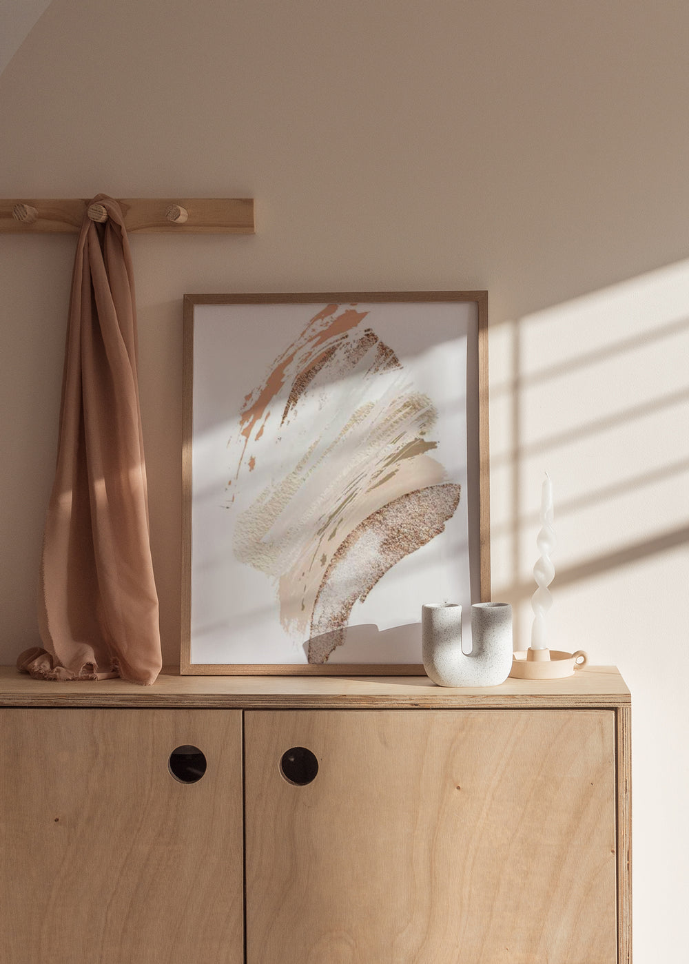 Wandbild mit abstrakter Komposition aus breiten gestischen Formen in Beige, Sand, Off-White und Altrosa auf hellem Hintergrund, im weichen zeitgenössischen Stil. Erhältlich auf kudeko.com