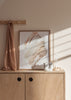 Tableau avec composition abstraite de larges gestes en beige, sable, blanc cassé et rose poudré sur fond clair, dans un style abstrait doux et contemporain. Disponible sur kudeko.com
