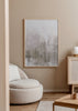 Abstraktes Wandbild mit überlagerten diffusen Formen in Beige, Taupegrau und Off-White sowie sanften vertikalen Tropfspuren im modernen, reduzierten Stil. Erhältlich auf kudeko.com