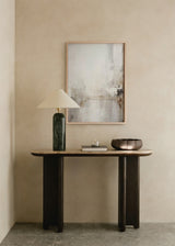 Cuadro decorativo de estilo minimalista y abstracto colocado en salón, composición abstracta en tonos neutros, modelo Neutral Veris Collection III