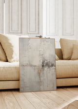 Quadro abstrato em branco pérola, cinzento, bege e preto, com texturas suaves, veladuras difusas, apontamentos escuros e estilo contemporâneo depurado. Disponível em kudeko.com