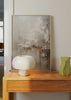 Cuadro decorativo de estilo minimalista y abstracto colocado en salón, composición abstracta en tonos neutros, modelo Neutral Veris Collection V
